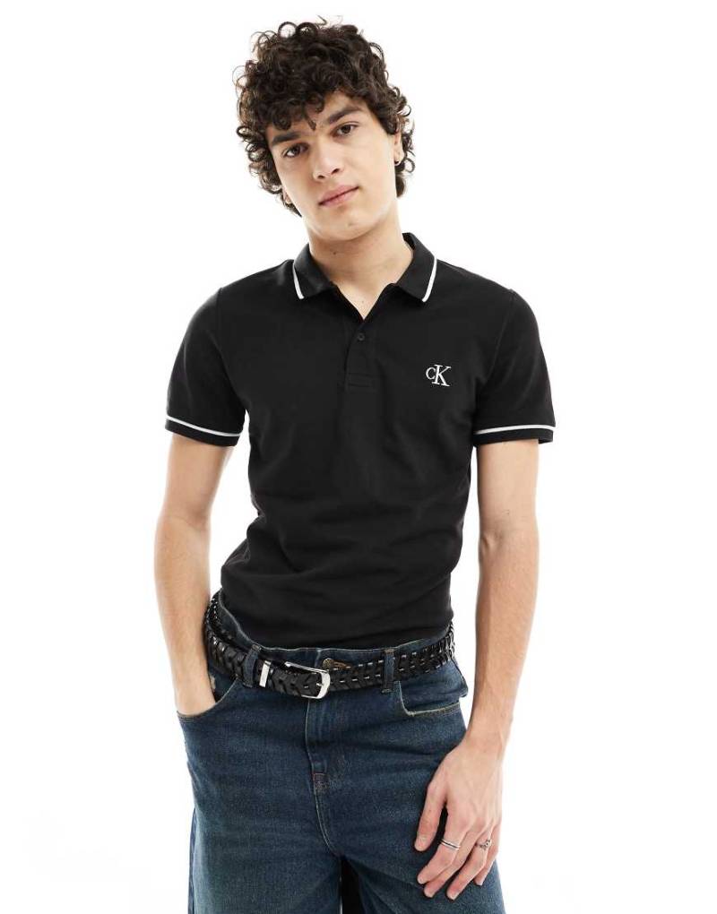 Calvin Klein Jeans - Schmal geschnittenes Polohemd in Schwarz mit Zierstreifen von Calvin Klein Jeans