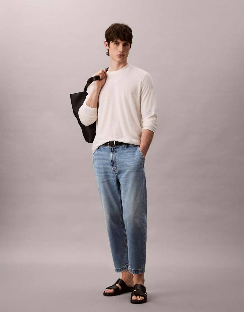 Calvin Klein Jeans - Schmal zulaufende Jeans im 90er-Stil in sonnengebleichter Waschung-Rot von Calvin Klein Jeans