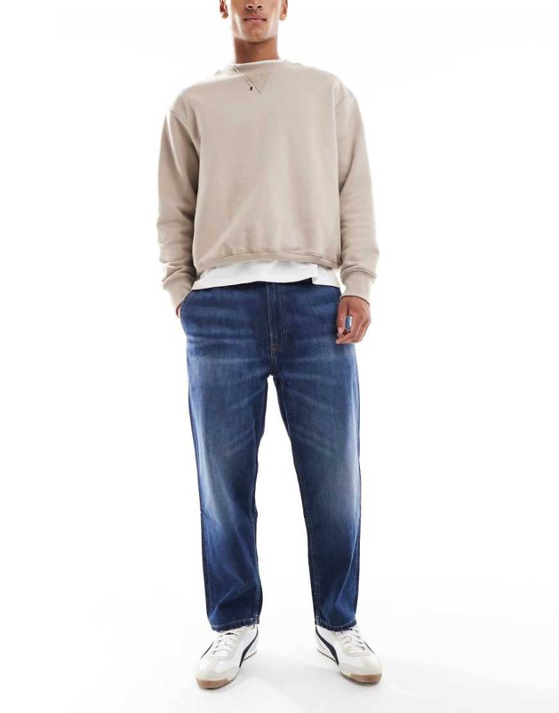 Calvin Klein Jeans - Schmal zulaufende Jeans in dunkler Waschung im 90er-Stil-Marineblau von Calvin Klein Jeans