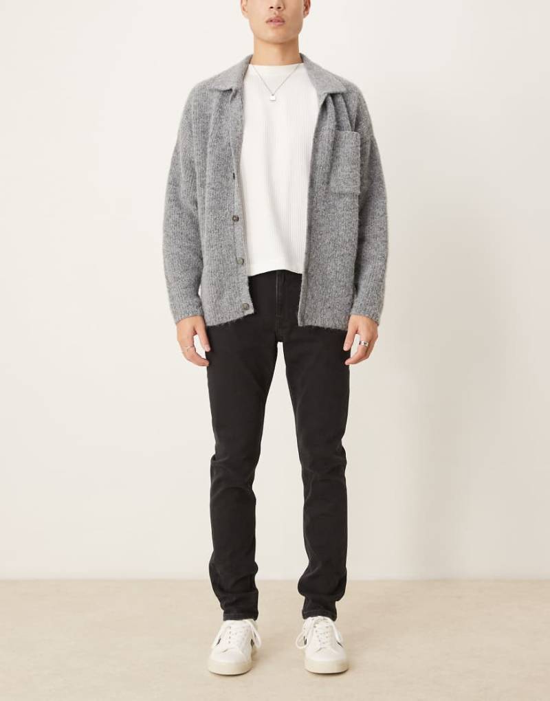 Calvin Klein Jeans - Schmal zulaufende Jeans in schwarzer Waschung mit schmalem Schnitt von Calvin Klein Jeans