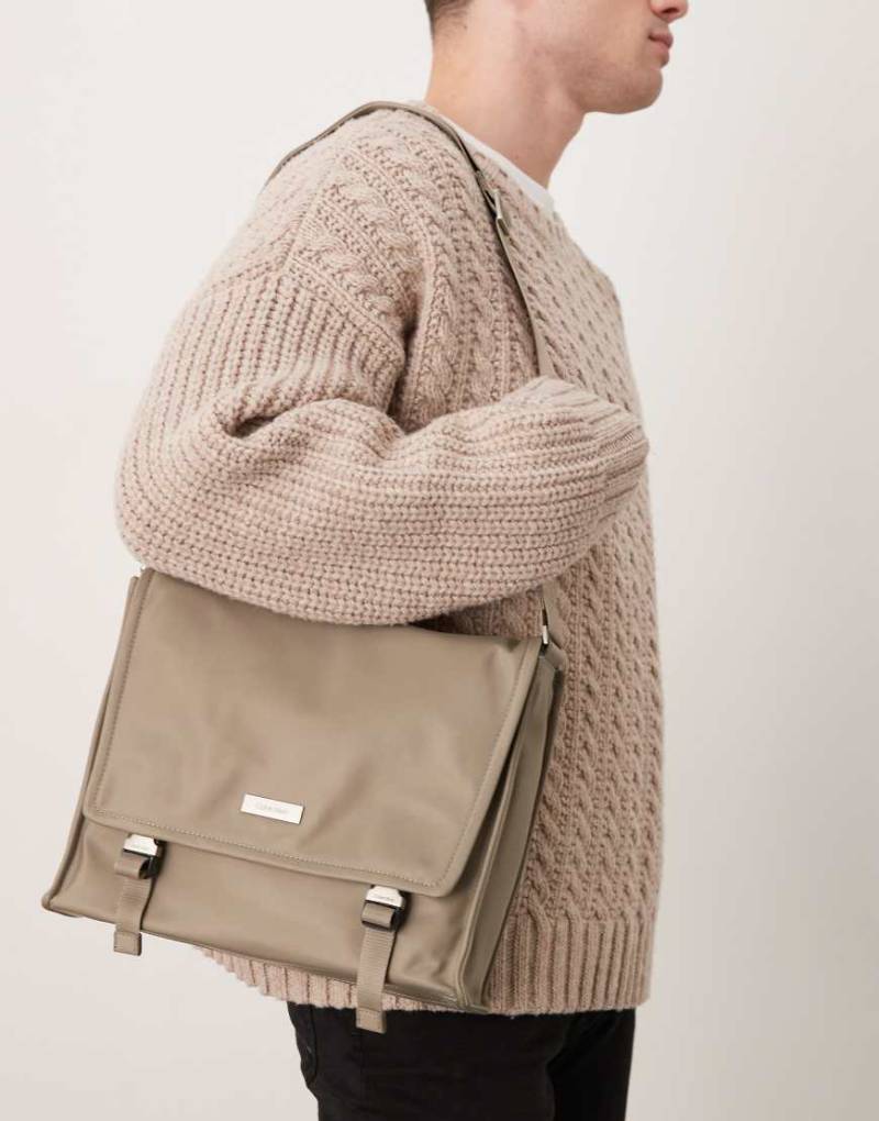 Calvin Klein Jeans - Schmale Messenger-Tasche in Taupe-Braun-Brown von Calvin Klein Jeans