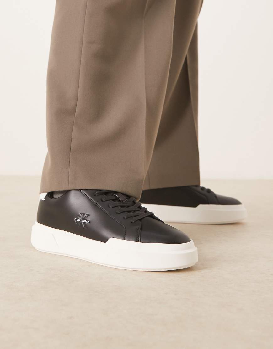 Calvin Klein Jeans - Schnürsneaker in Schwarz und Weiß mit dicker Cupsole-Sohle und Monogramm-Logo von Calvin Klein Jeans