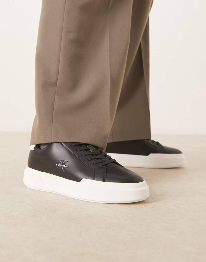 Calvin Klein Jeans - Schnürsneaker in Schwarz und Weiß mit dicker Cupsole-Sohle und Monogramm-Logo von Calvin Klein Jeans