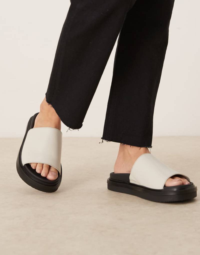 Calvin Klein Jeans - Slider-Sandalen in Weiß von Calvin Klein Jeans