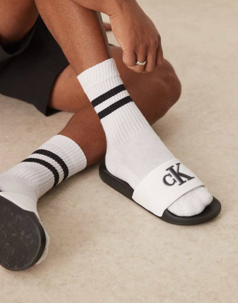 Calvin Klein Jeans - Slider in Weiß und Schwarz mit Logo von Calvin Klein Jeans