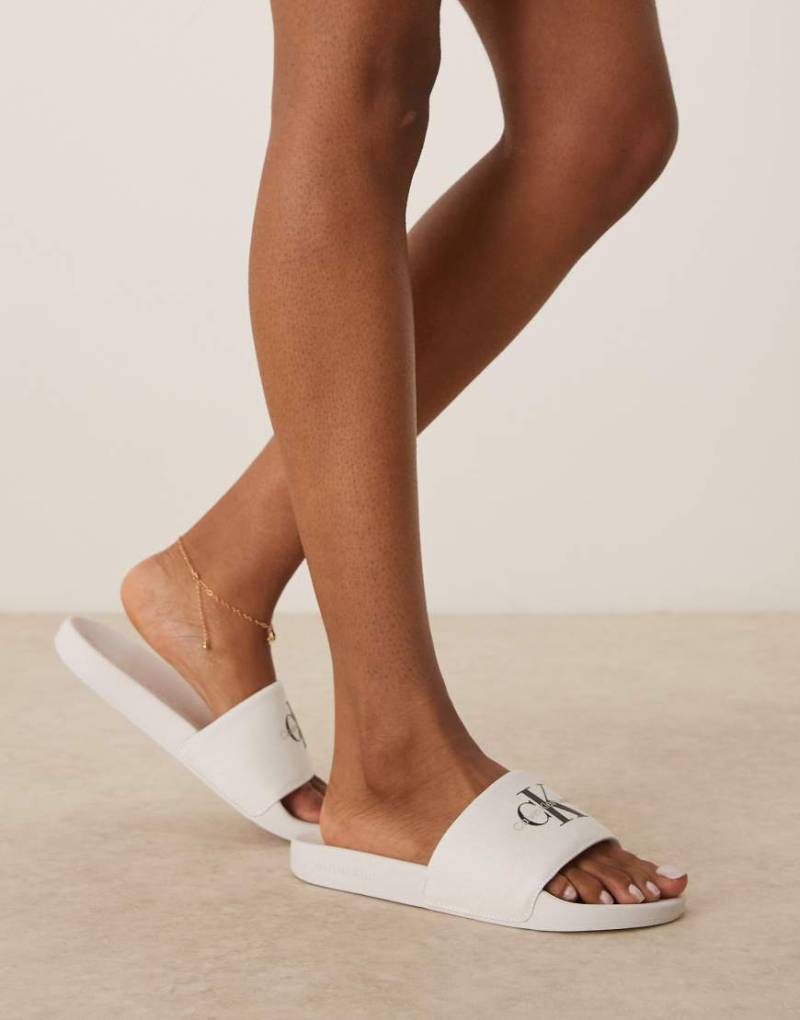 Calvin Klein Jeans - Slider in Weiß und Schwarz mit Monogramm von Calvin Klein Jeans