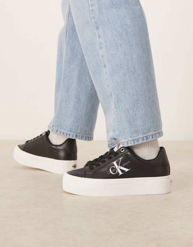 Calvin Klein Jeans - Sneaker in Schwarz und Weiß mit flacher, vulkanisierter Plateausohle Calvin Klein Jeans - Sneaker in Schwarz und Weiß mit flacher, vulkanisierter Plateausohle von Calvin Klein Jeans
