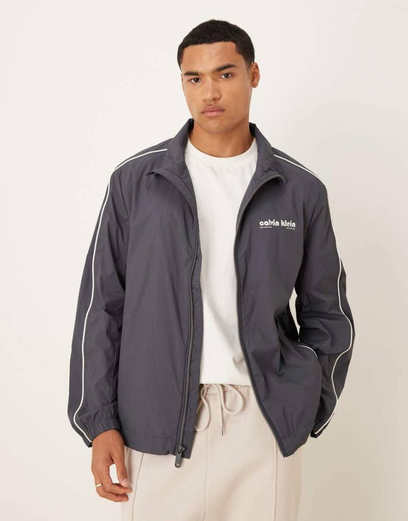 Calvin Klein Jeans - Standard Fit Jacke in Blau mit Kragen und weißem Detail von Calvin Klein Jeans