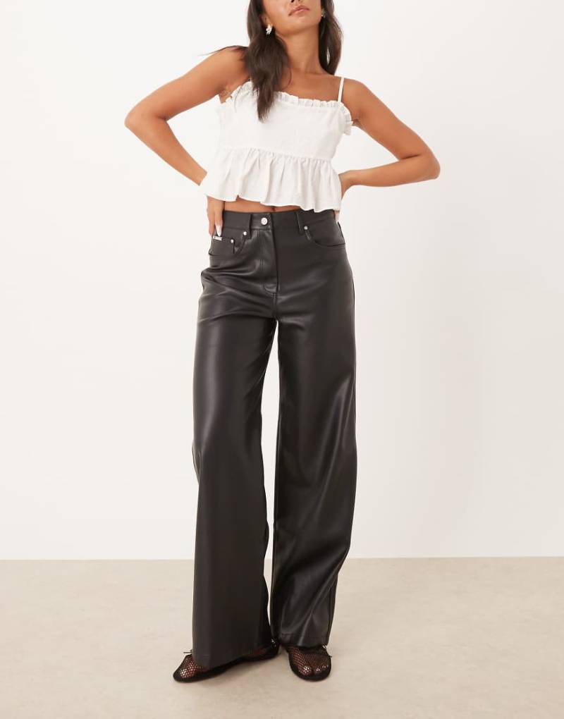 Calvin Klein Jeans - Straight Fit Hose aus Kunstleder in Schwarz von Calvin Klein Jeans