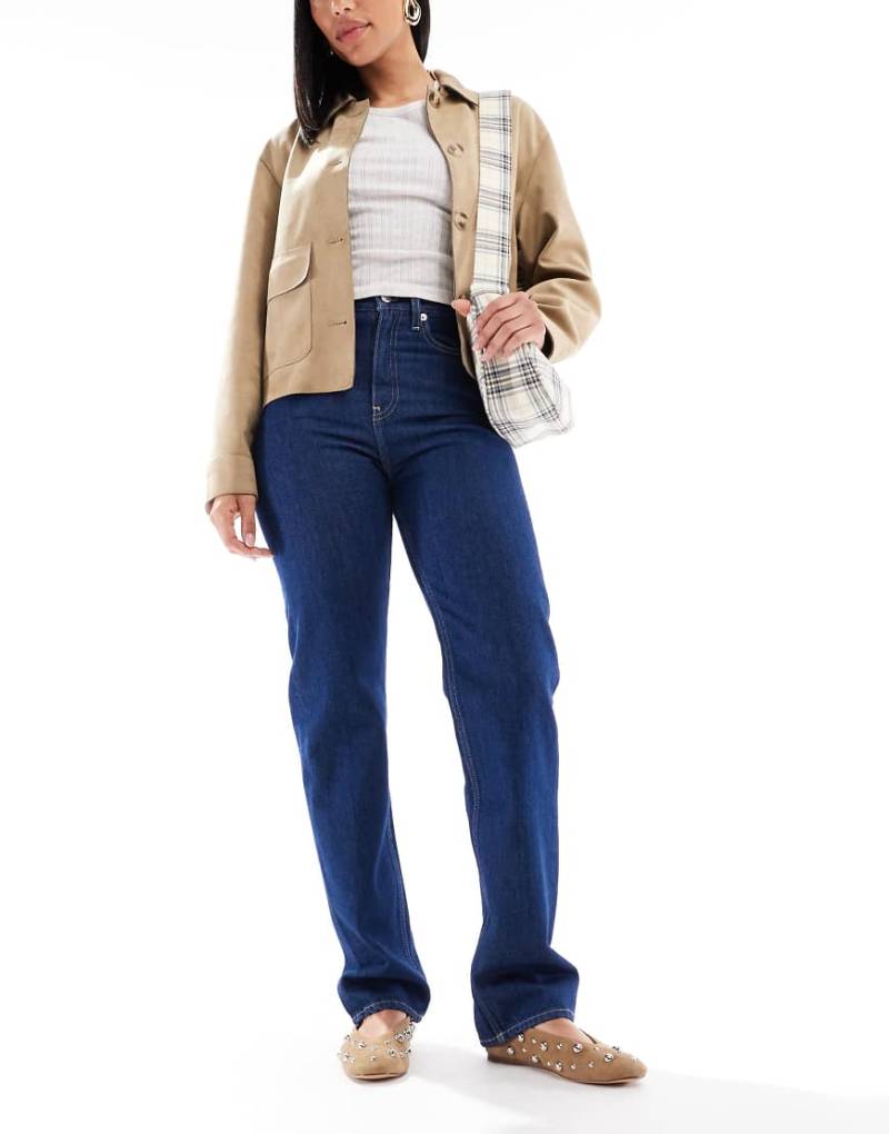 Calvin Klein Jeans - Straight Jeans aus Denim in dunkler Rinse-Waschung mit hohem Bund-Marineblau von Calvin Klein Jeans