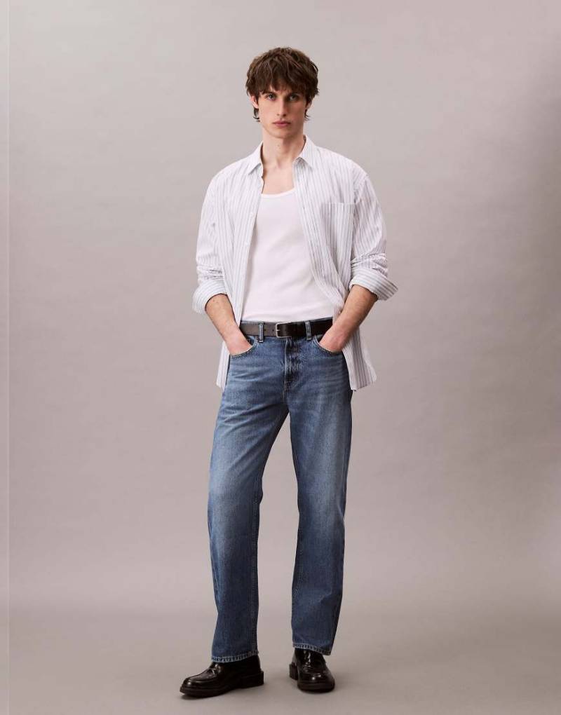 Calvin Klein Jeans - Straight Jeans im 90er-Stil in Mittelblau von Calvin Klein Jeans