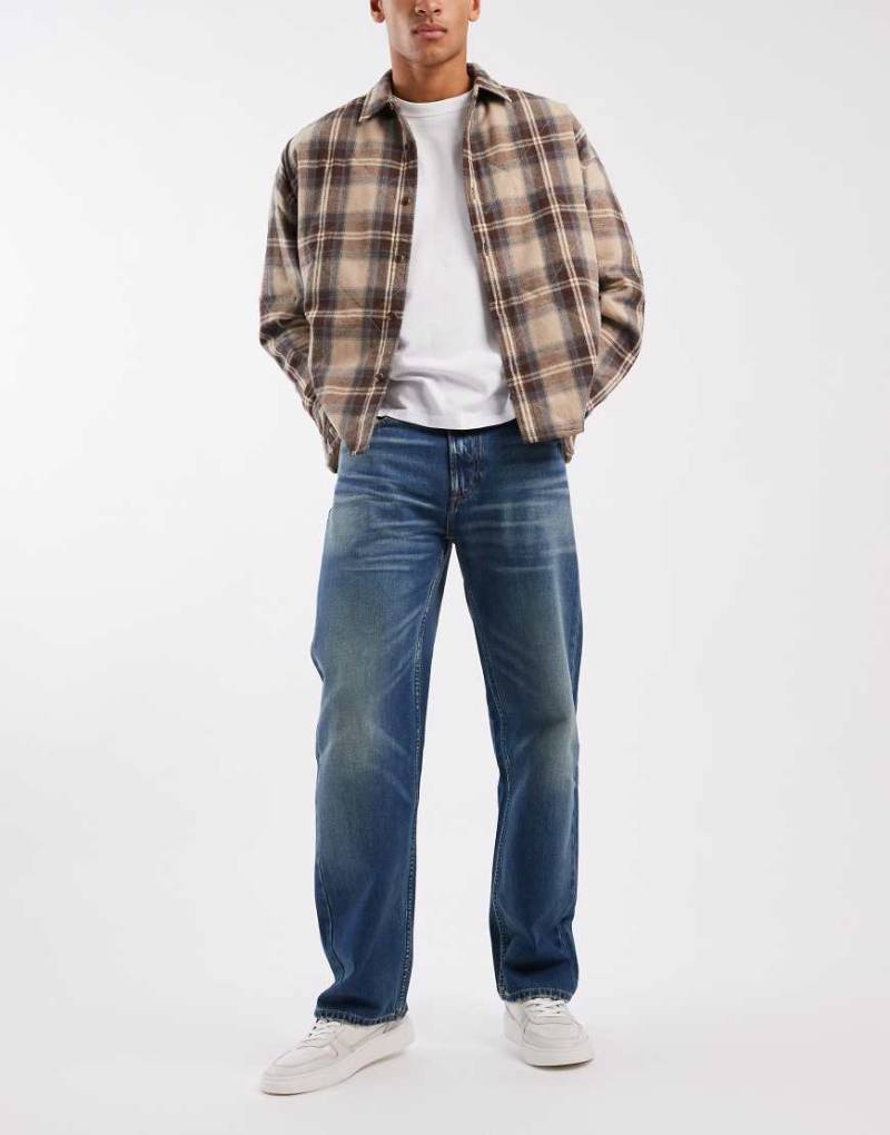 Calvin Klein Jeans - Straight Jeans im 90er-Stil in blauer Stone-Waschung von Calvin Klein Jeans