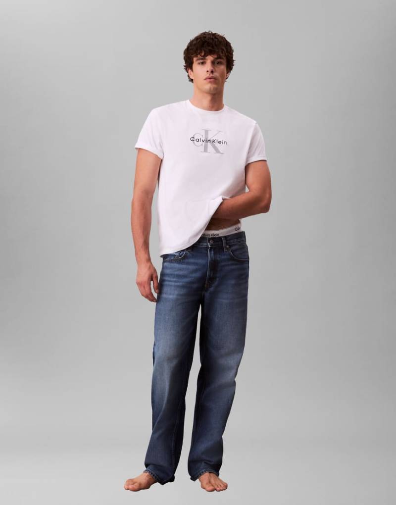 Calvin Klein Jeans - Straight-Jeans im 90er-Stil in mittelblauer Waschung von Calvin Klein Jeans