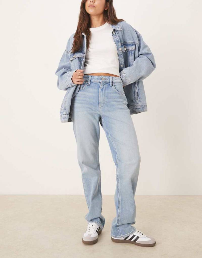 Calvin Klein Jeans - Straight Jeans in blauer Waschung mit hohem Bund von Calvin Klein Jeans