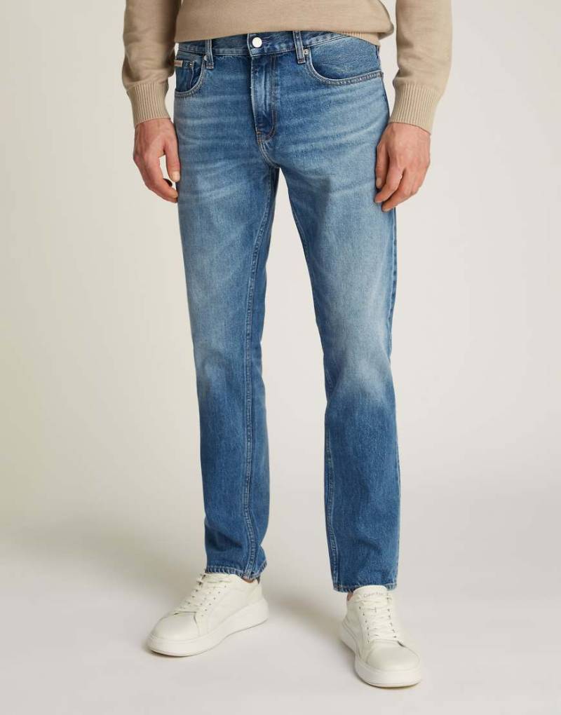 Calvin Klein Jeans - Straight Jeans in mittlerer Waschung mit schmalem Schnitt-Blau von Calvin Klein Jeans