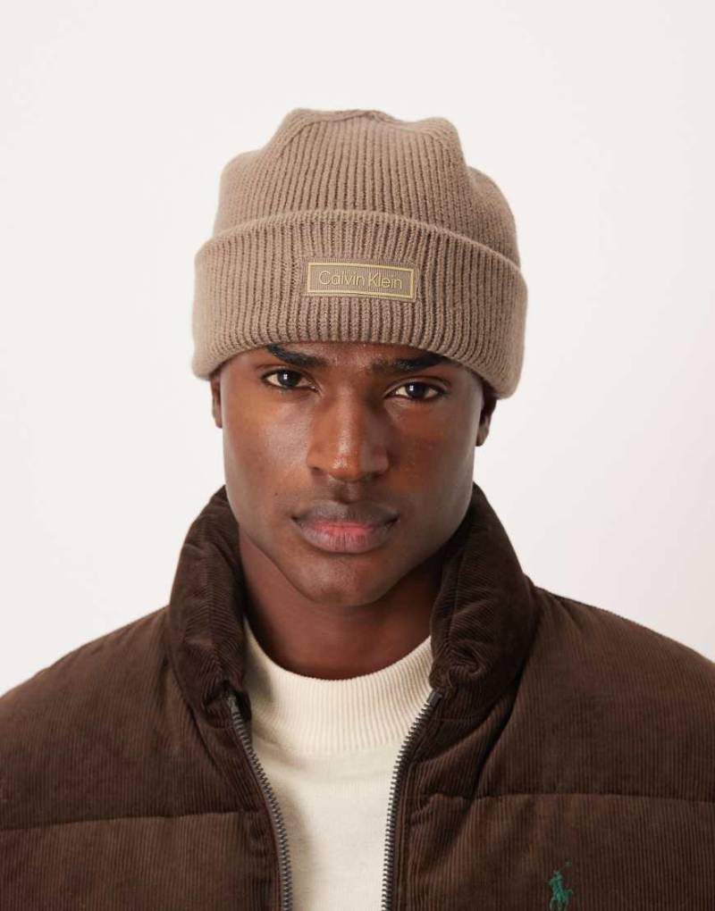 Calvin Klein Jeans - Strickmütze aus grobem Rippstrick in Braun mit Aufnäher-Brown von Calvin Klein Jeans