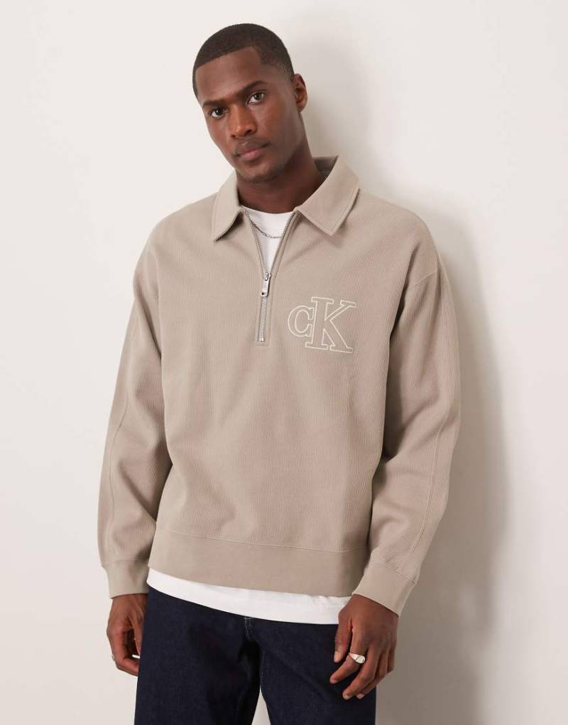 Calvin Klein Jeans - Strickpullver in Khaki mit Kragen, Logo und kurzem Reißverschluss-Grün von Calvin Klein Jeans