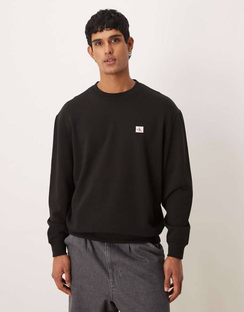 Calvin Klein Jeans - Sweatshirt in Schwarz mit kleinem Logoaufnäher von Calvin Klein Jeans
