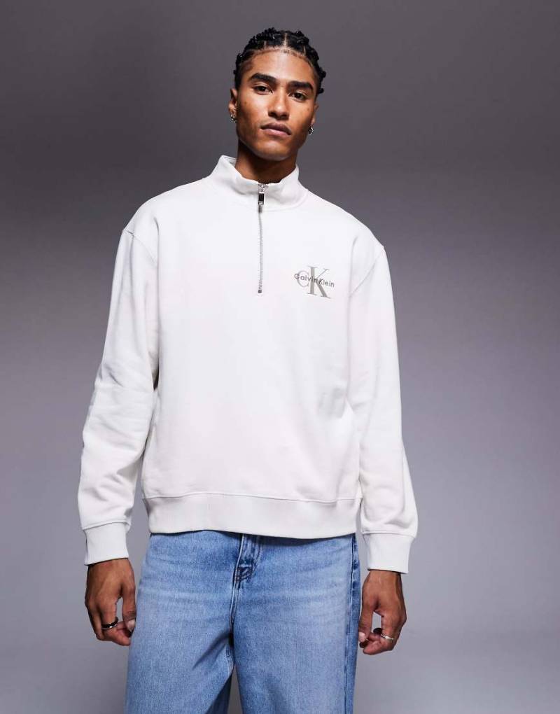 Calvin Klein Jeans - Sweatshirt in Wollweiß mit Brust-Logo und kurzem Reißverschluss von Calvin Klein Jeans