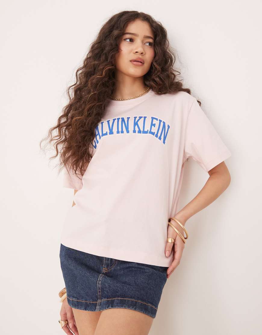 Calvin Klein Jeans - T-Shirt in Babyrosa mit College-Print Calvin Klein Jeans - T-Shirt in Babyrosa mit College-Print von Calvin Klein Jeans