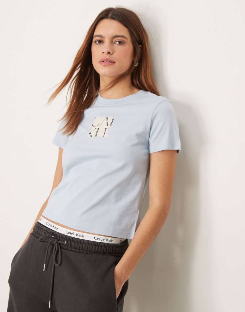Calvin Klein Jeans - T-Shirt in Blassblau mit Box-Grafikprint von Calvin Klein Jeans