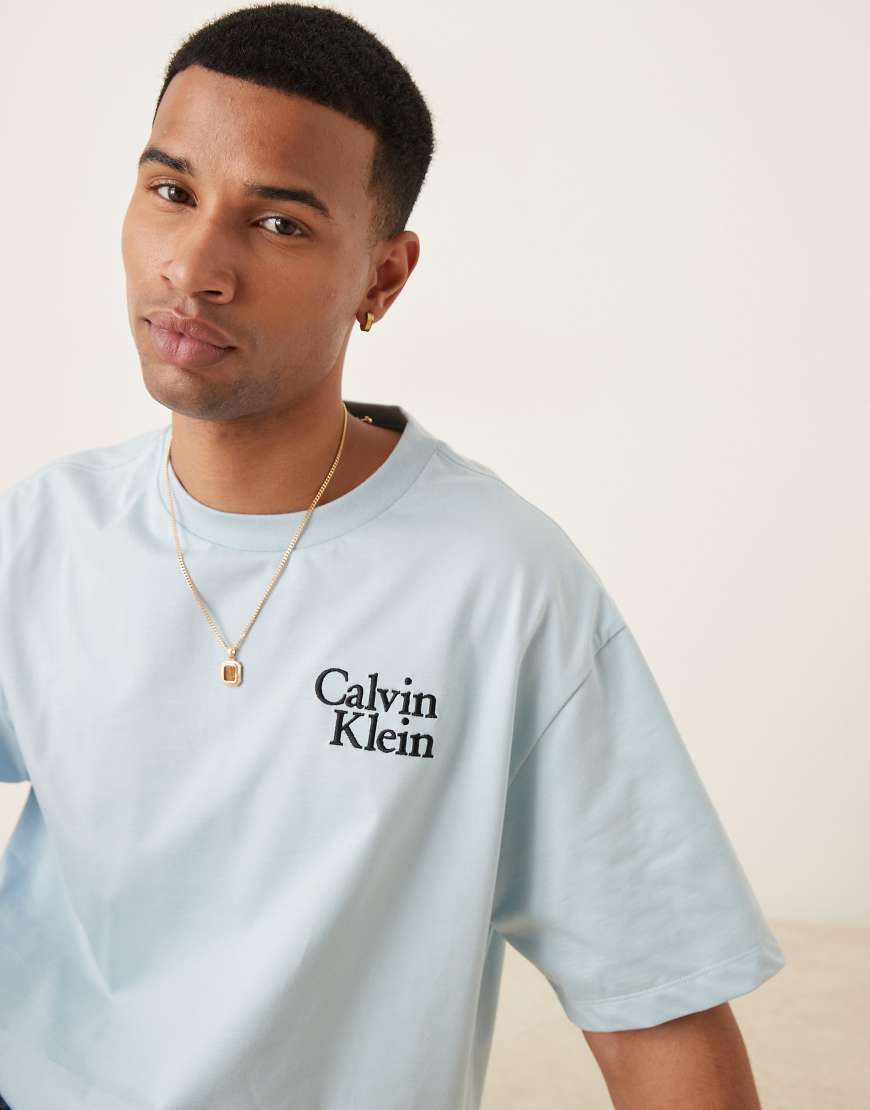 Calvin Klein Jeans - T-Shirt in Blassblau mit Logo auf der Brust von Calvin Klein Jeans