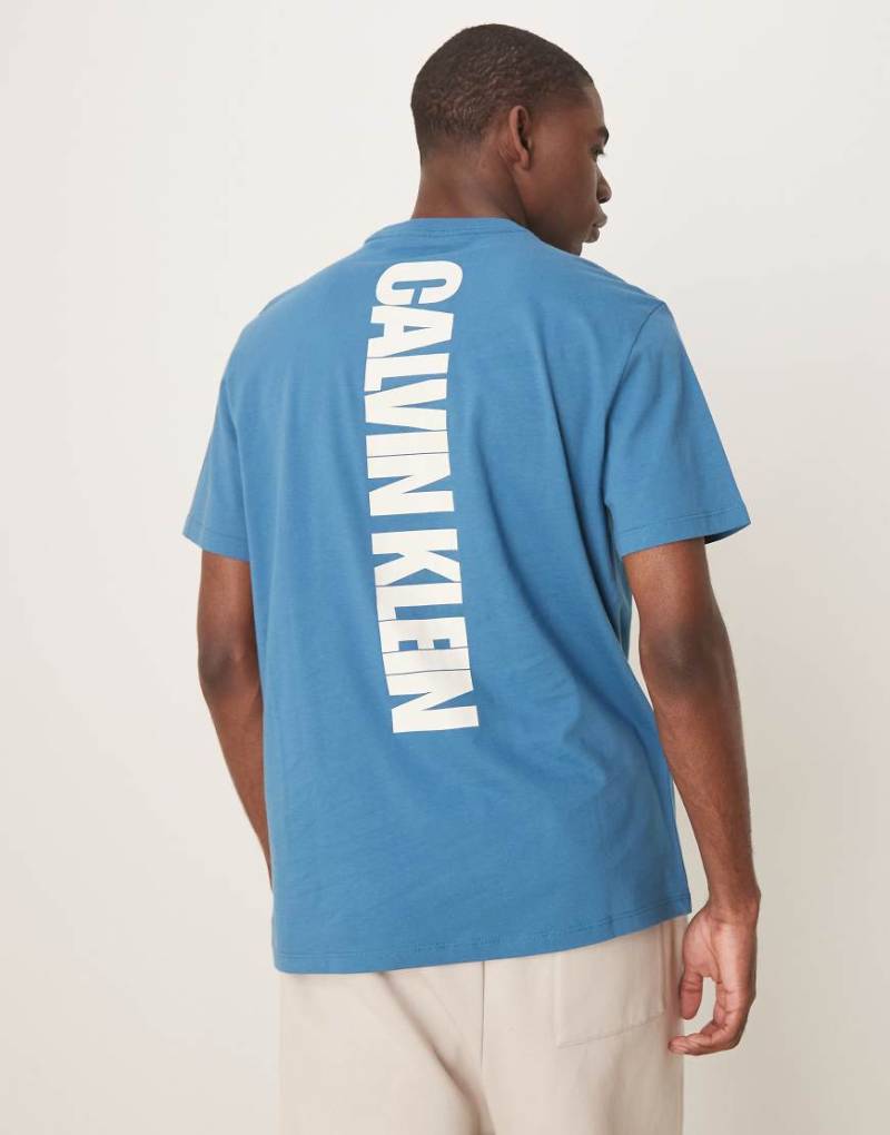 Calvin Klein Jeans - T-Shirt in Blau mit vertikalem Rückenprint von Calvin Klein Jeans