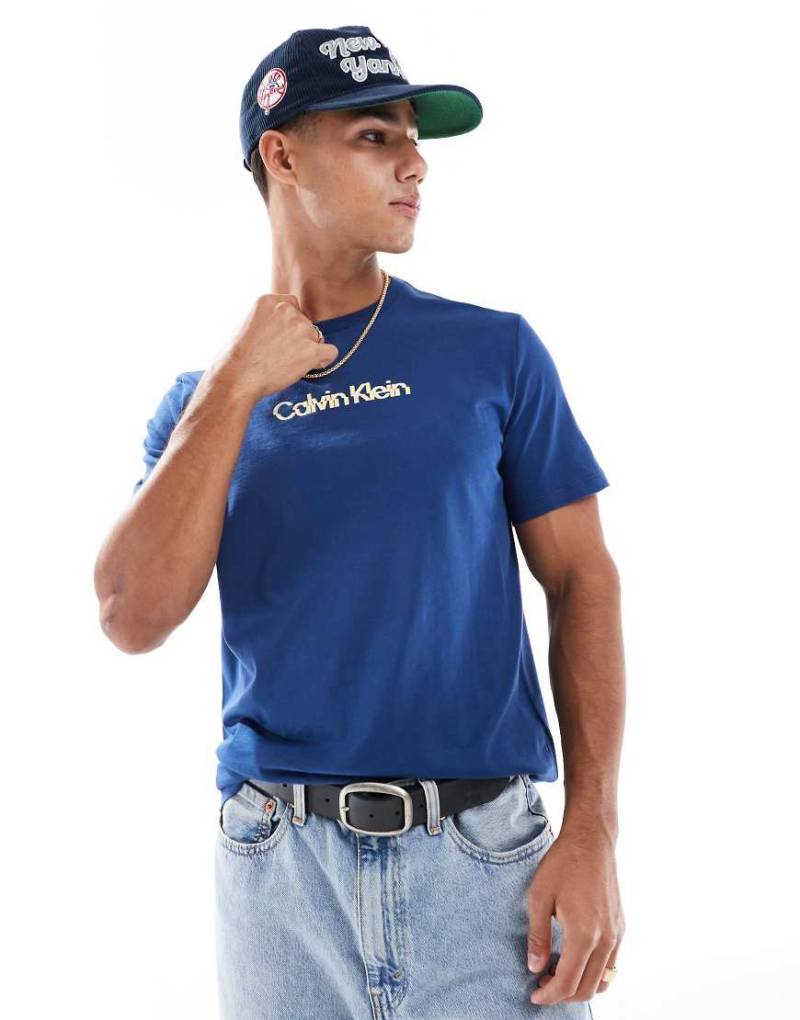 Calvin Klein Jeans - T-Shirt in Dunkelblau mit verzerrtem Logo-Marineblau von Calvin Klein Jeans