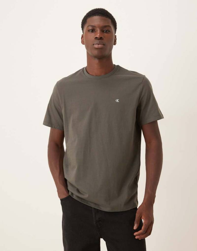 Calvin Klein Jeans - T-Shirt in Dunkelbraun mit kleinem Logo-Brown von Calvin Klein Jeans