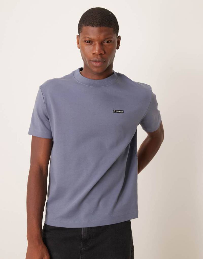 Calvin Klein Jeans - T-Shirt in Grau mit Logo-Aufnäher von Calvin Klein Jeans