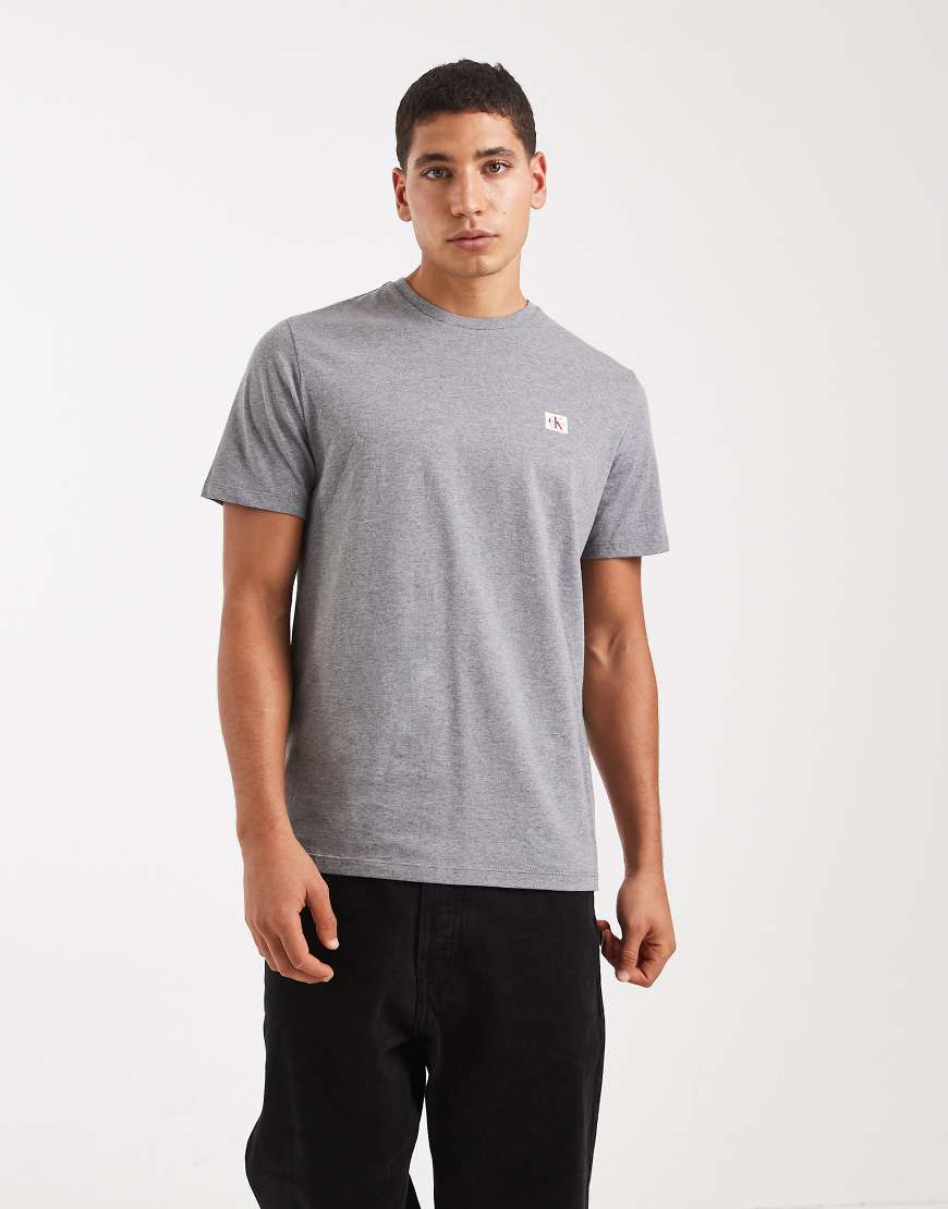 Calvin Klein Jeans - T-Shirt in Grau mit Logo-Aufnäher von Calvin Klein Jeans