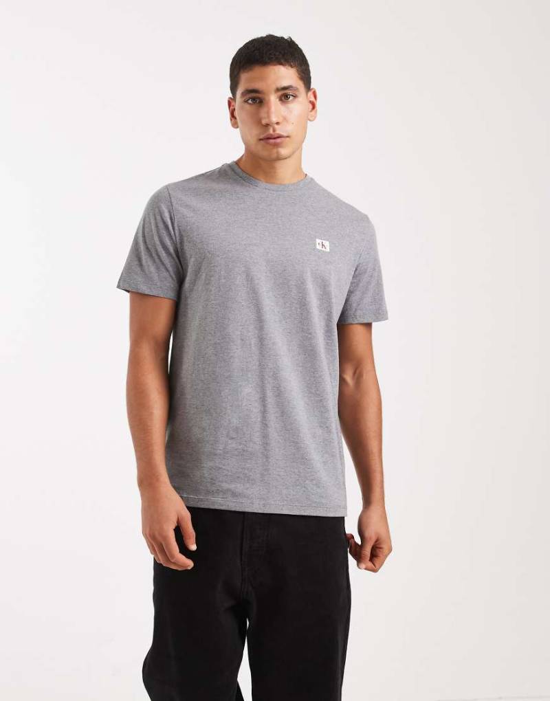 Calvin Klein Jeans - T-Shirt in Grau mit Logo-Aufnäher von Calvin Klein Jeans