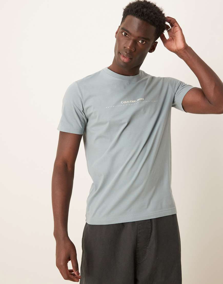Calvin Klein Jeans - T-Shirt in Grau mit Minimal-Logo Calvin Klein Jeans - T-Shirt in Grau mit Minimal-Logo von Calvin Klein Jeans