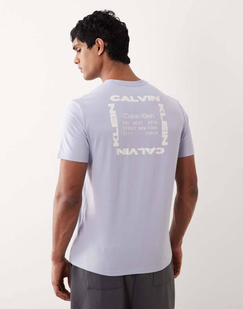 Calvin Klein Jeans - T-Shirt in Hellblau mit Box-Grafikprint von Calvin Klein Jeans