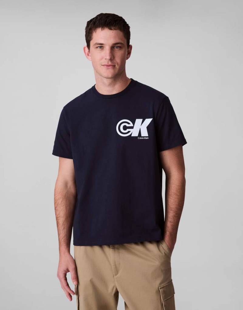 Calvin Klein Jeans - T-Shirt in Marineblau mit CK-Print am Rücken von Calvin Klein Jeans