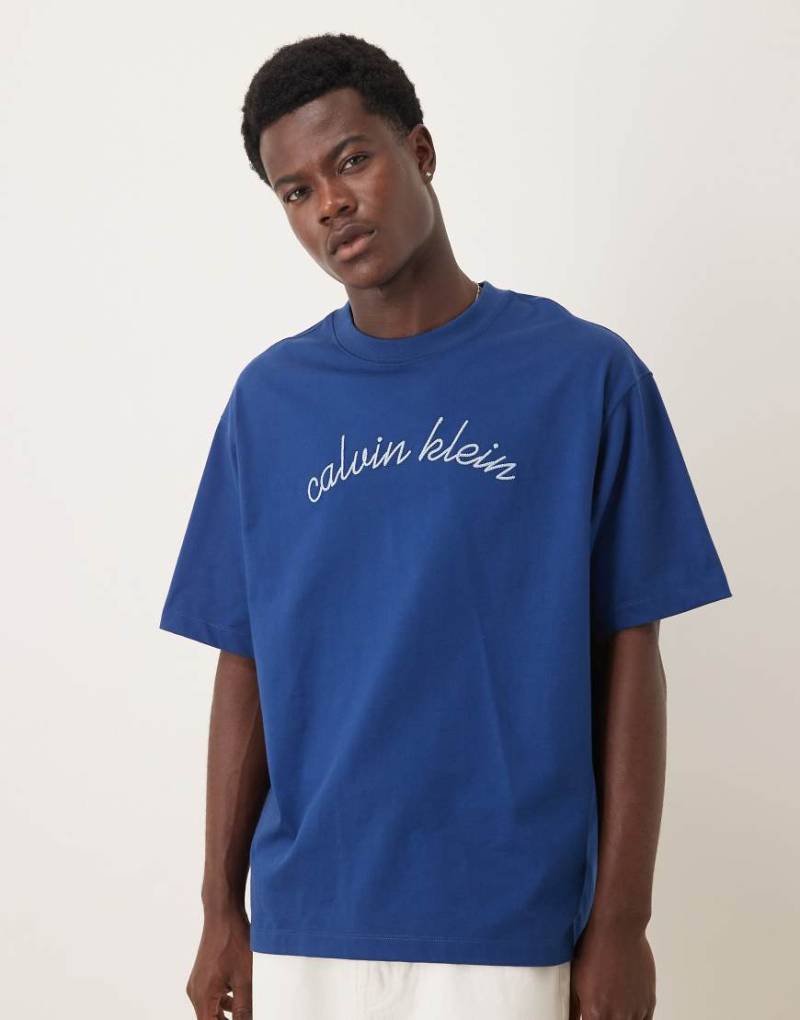 Calvin Klein Jeans - T-Shirt in Marineblau mit Logostickerei von Calvin Klein Jeans