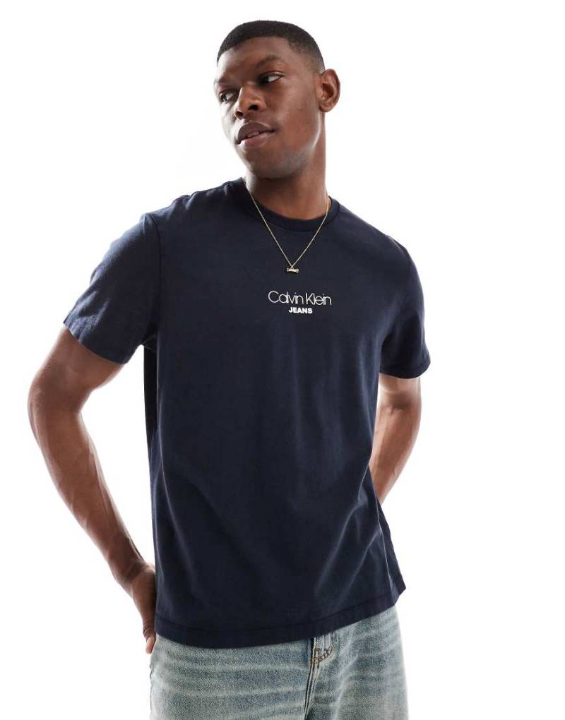 Calvin Klein Jeans - T-Shirt in Marineblau mit kleinem mittigem Logo von Calvin Klein Jeans