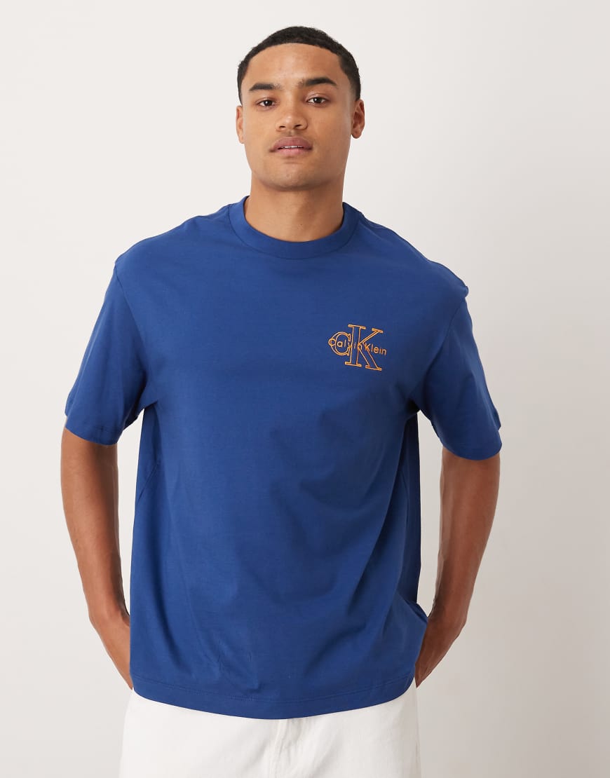 Calvin Klein Jeans - T-Shirt in Marineblau mit umrandetem Monogramm-Logo Calvin Klein Jeans - T-Shirt in Marineblau mit umrandetem Monogramm-Logo von Calvin Klein Jeans