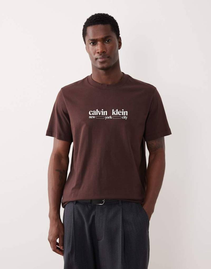 Calvin Klein Jeans - T-Shirt in Mokkabraun mit „NYC"-Grafikprint auf der Brust-Brown von Calvin Klein Jeans