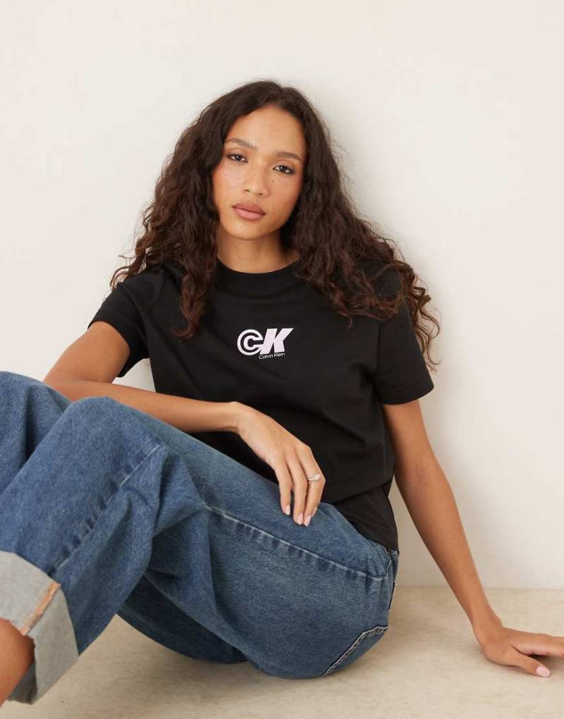 Calvin Klein Jeans - T-Shirt in Schwarz mit „CK"-Retro-Logo von Calvin Klein Jeans