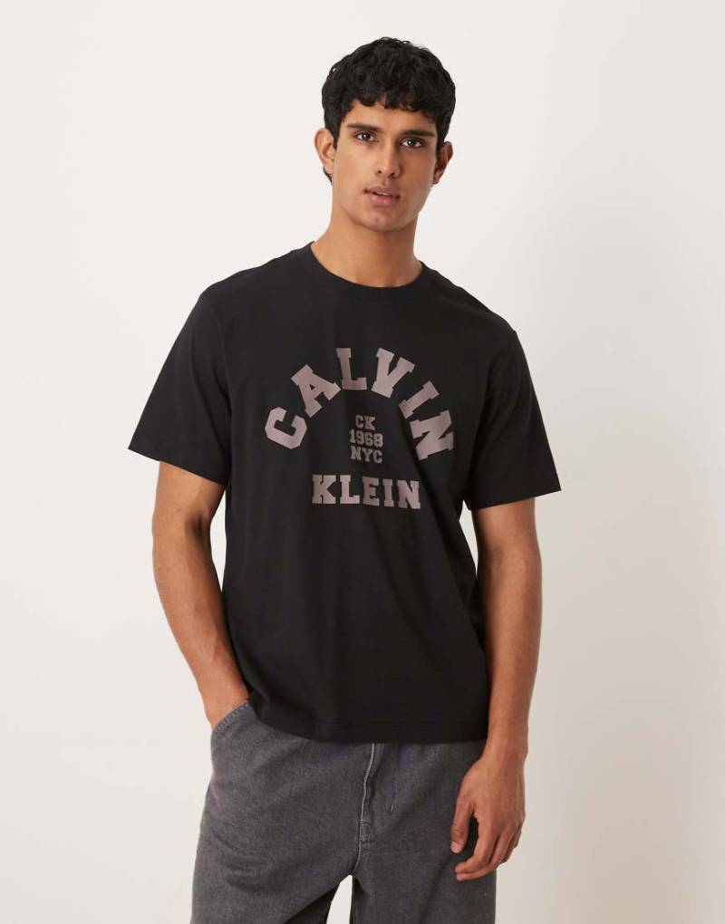 Calvin Klein Jeans - T-Shirt in Schwarz mit College-Grafikprint auf der Brust von Calvin Klein Jeans