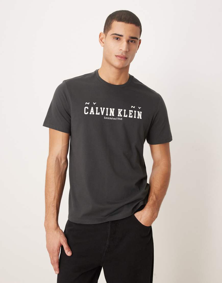 Calvin Klein Jeans - T-Shirt in Schwarz mit College-Grafikprint von Calvin Klein Jeans