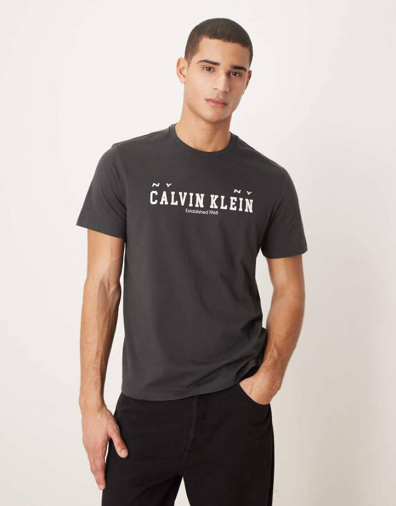 Calvin Klein Jeans - T-Shirt in Schwarz mit College-Grafikprint von Calvin Klein Jeans