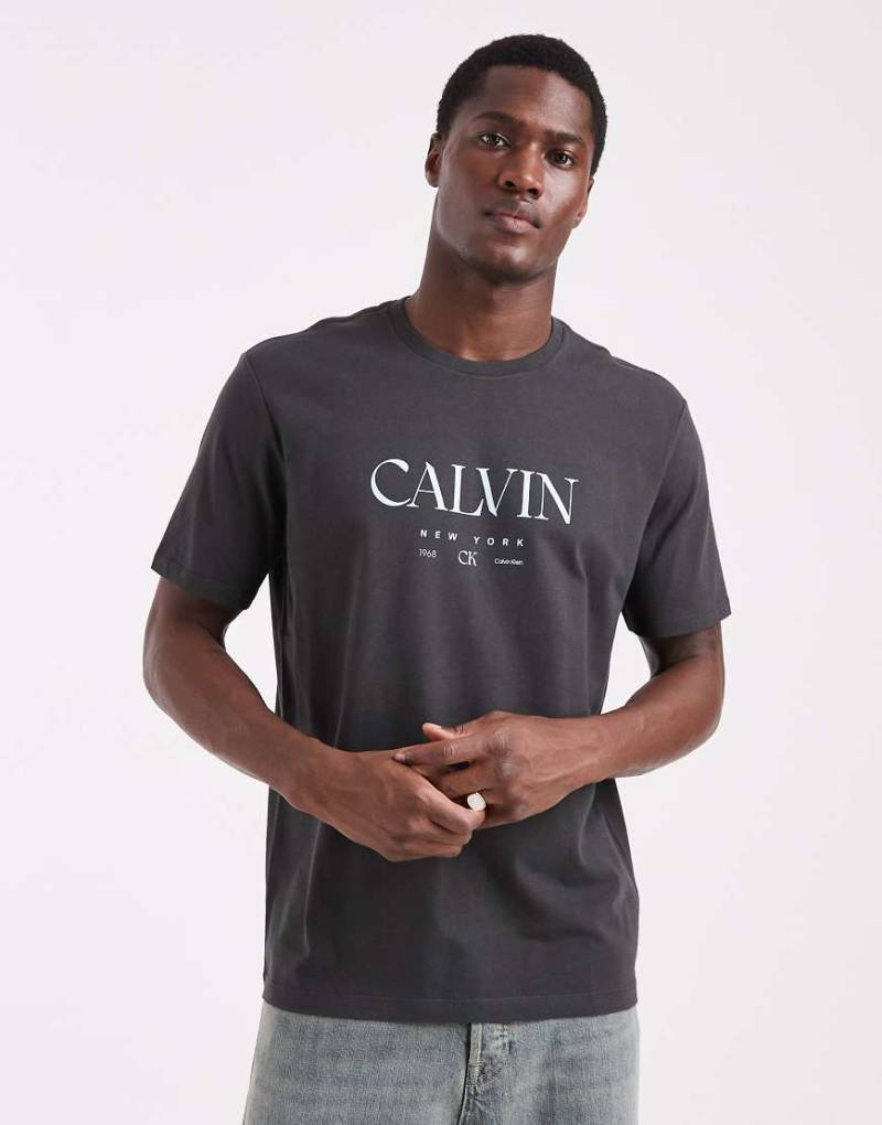 Calvin Klein Jeans - T-Shirt in Schwarz mit Grafik auf der Brust von Calvin Klein Jeans