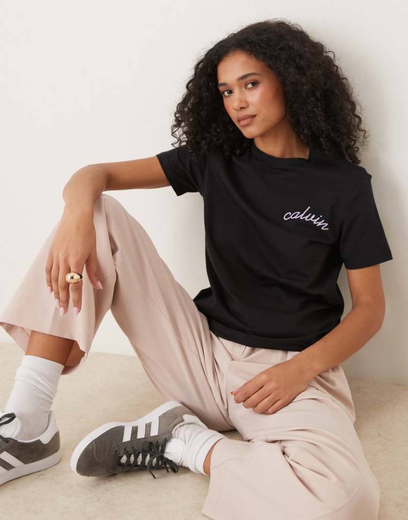 Calvin Klein Jeans - T-Shirt in Schwarz mit Logo-Stickerei auf der Brust von Calvin Klein Jeans