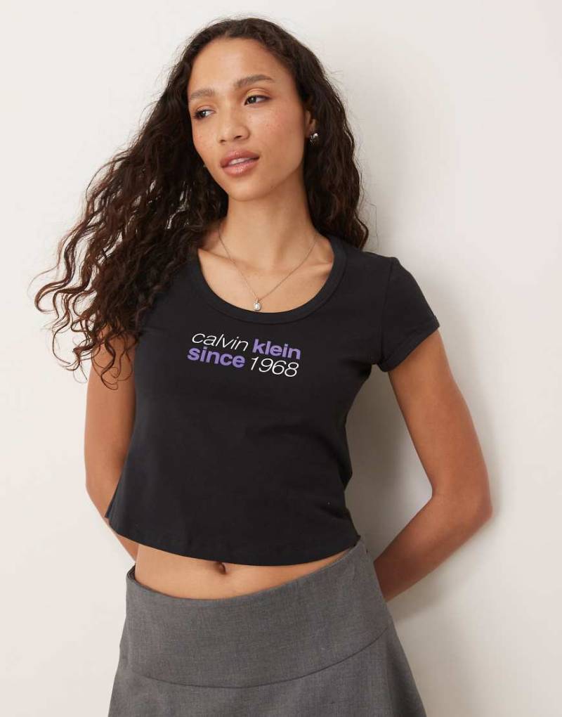 Calvin Klein Jeans - T-Shirt in Schwarz mit Slogan-Logo 1968 von Calvin Klein Jeans