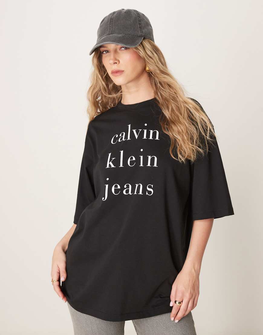Calvin Klein Jeans - T-Shirt in Schwarz mit großem Logo Calvin Klein Jeans - T-Shirt in Schwarz mit großem Logo von Calvin Klein Jeans