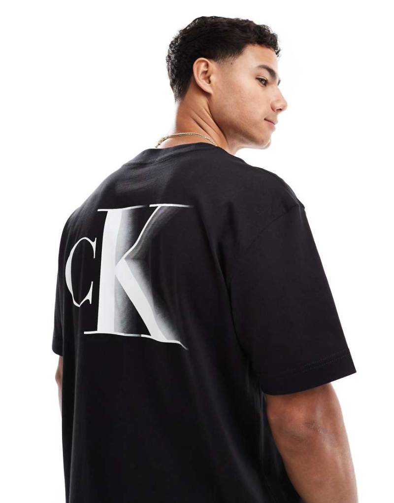 Calvin Klein Jeans - T-Shirt in Schwarz mit auffälligem „cK"-Rückenprint von Calvin Klein Jeans