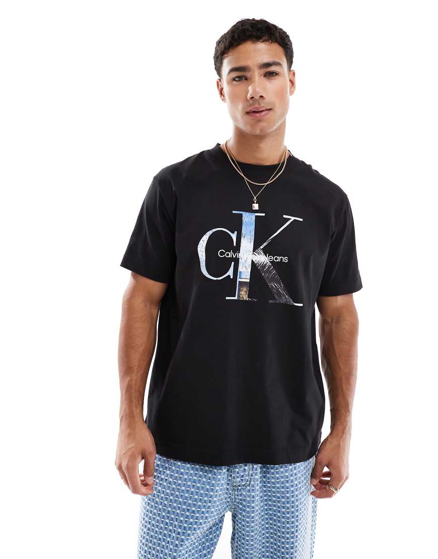 Calvin Klein Jeans - T-Shirt in Schwarz mit großem Foto-Logo Calvin Klein Jeans - T-Shirt in Schwarz mit großem Foto-Logo von Calvin Klein Jeans