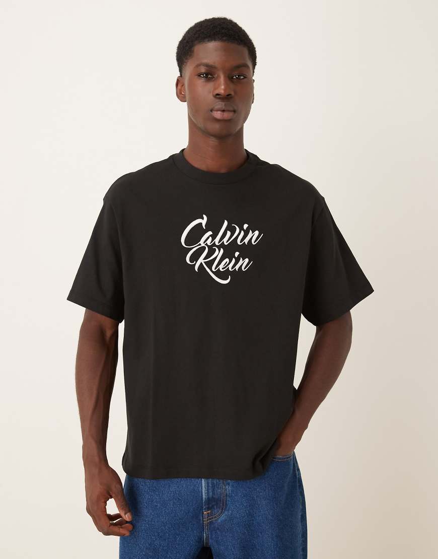 Calvin Klein Jeans - T-Shirt in Schwarz mit großem Grafik-Schriftzug von Calvin Klein Jeans